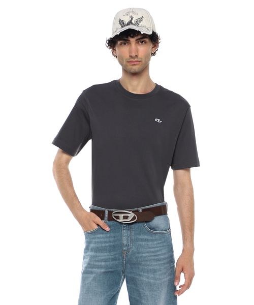 Футболка с нашивкой Oval D