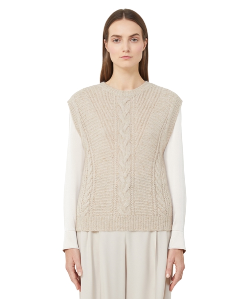 Вязаный жилет с узором косы