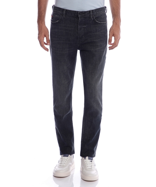 Джинсы зауженного кроя