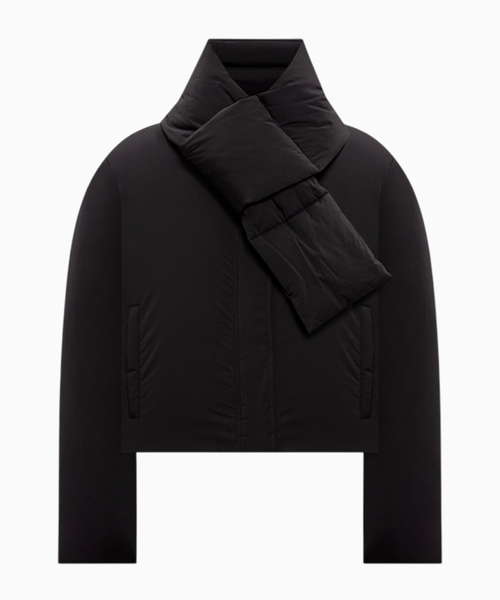 Jacket with a detachable collar