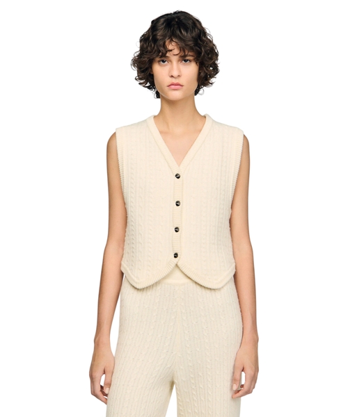 Жилет с вязкой в виде косички